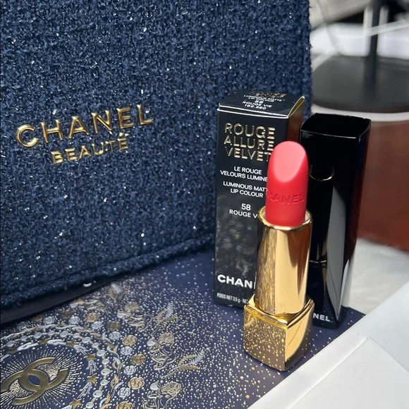 Chanel Limited Set:Serum, Lipstick, Cosmetic Bag, A Card, Ribbons & Shopping Bag - Picture 17 of 17